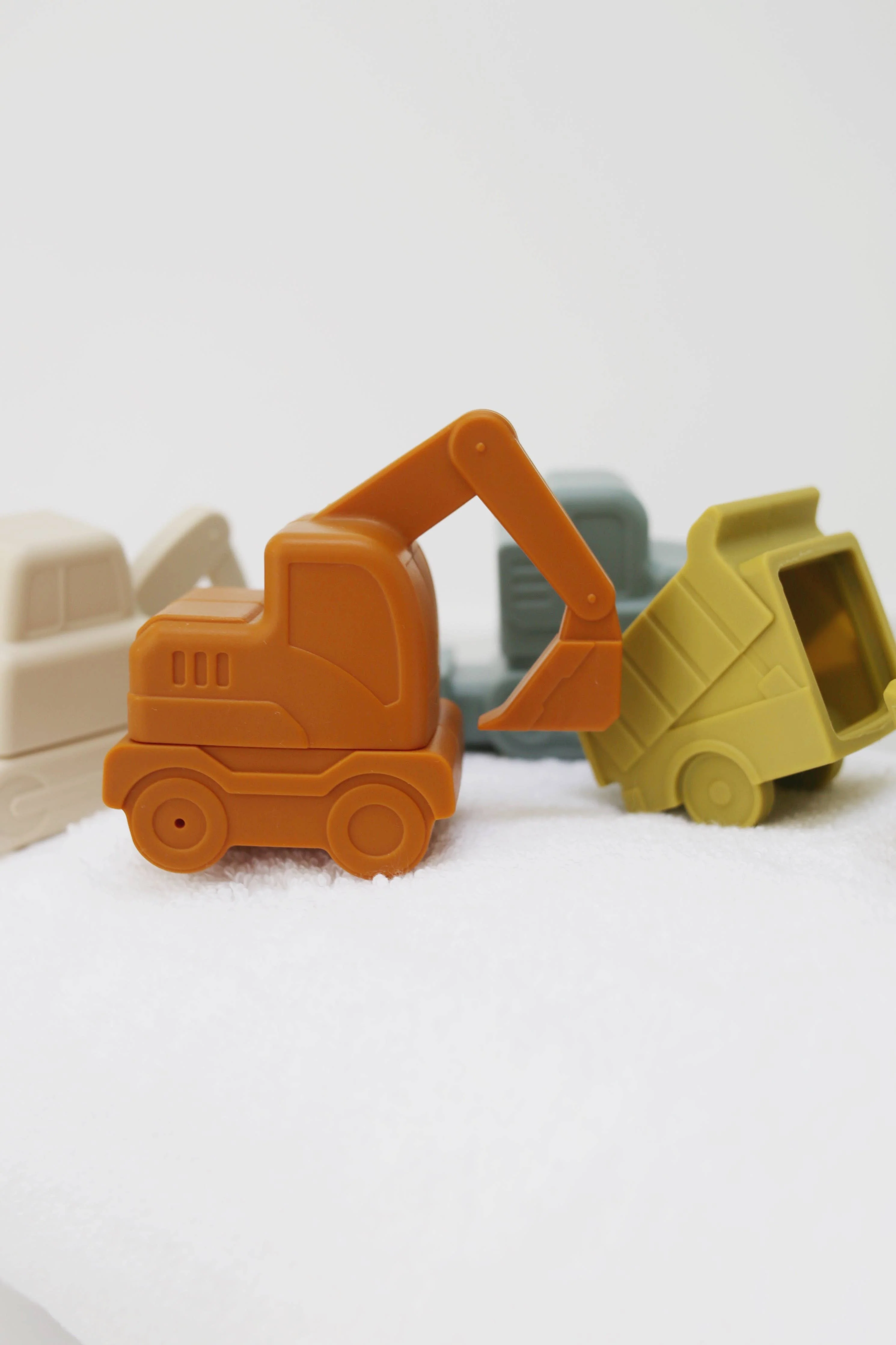 Construction Vehicle Mold Free Silicone Bath Toy Set  - Image 11