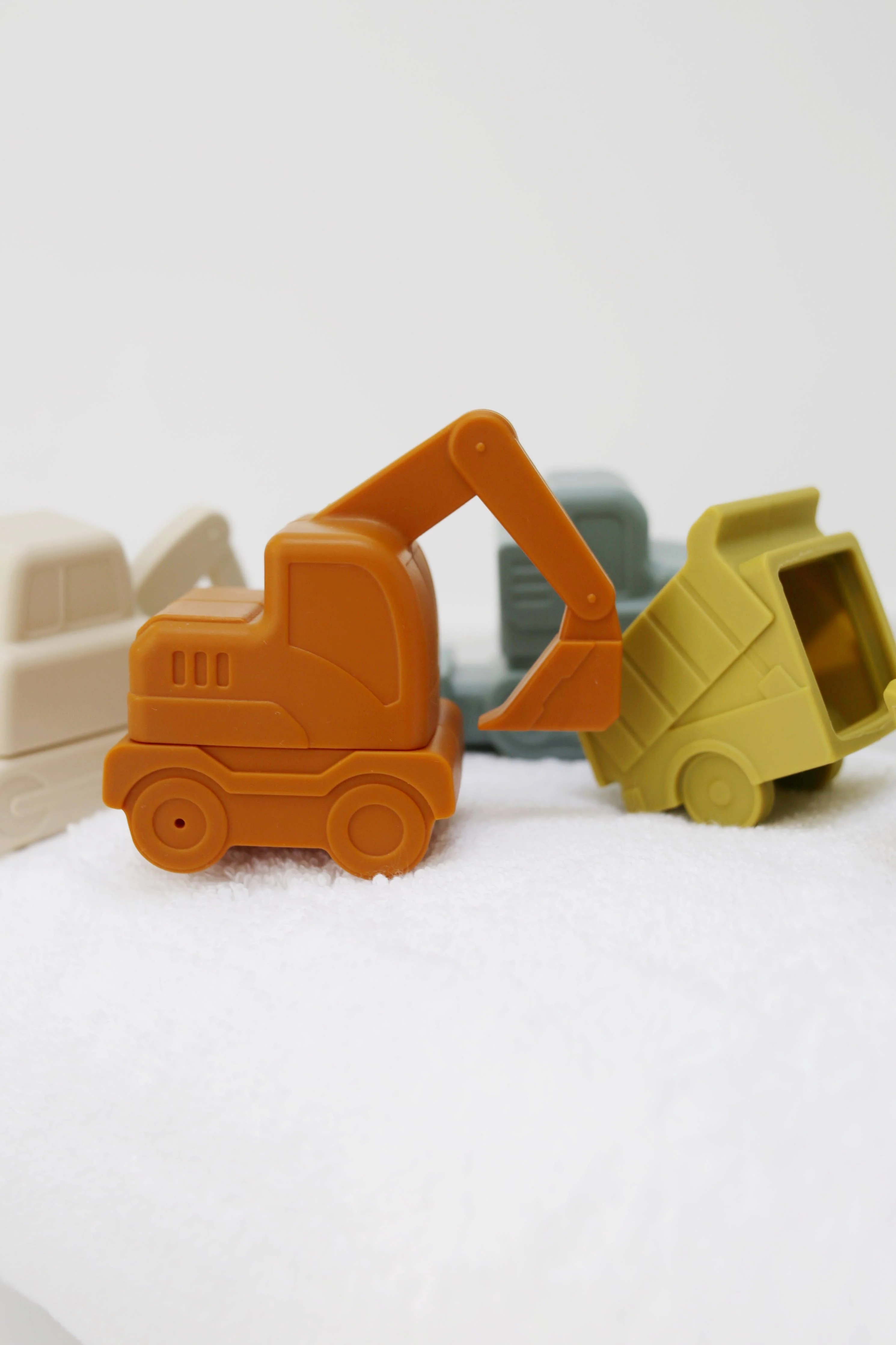 Construction Vehicle Mold Free Silicone Bath Toy Set  - Image 8