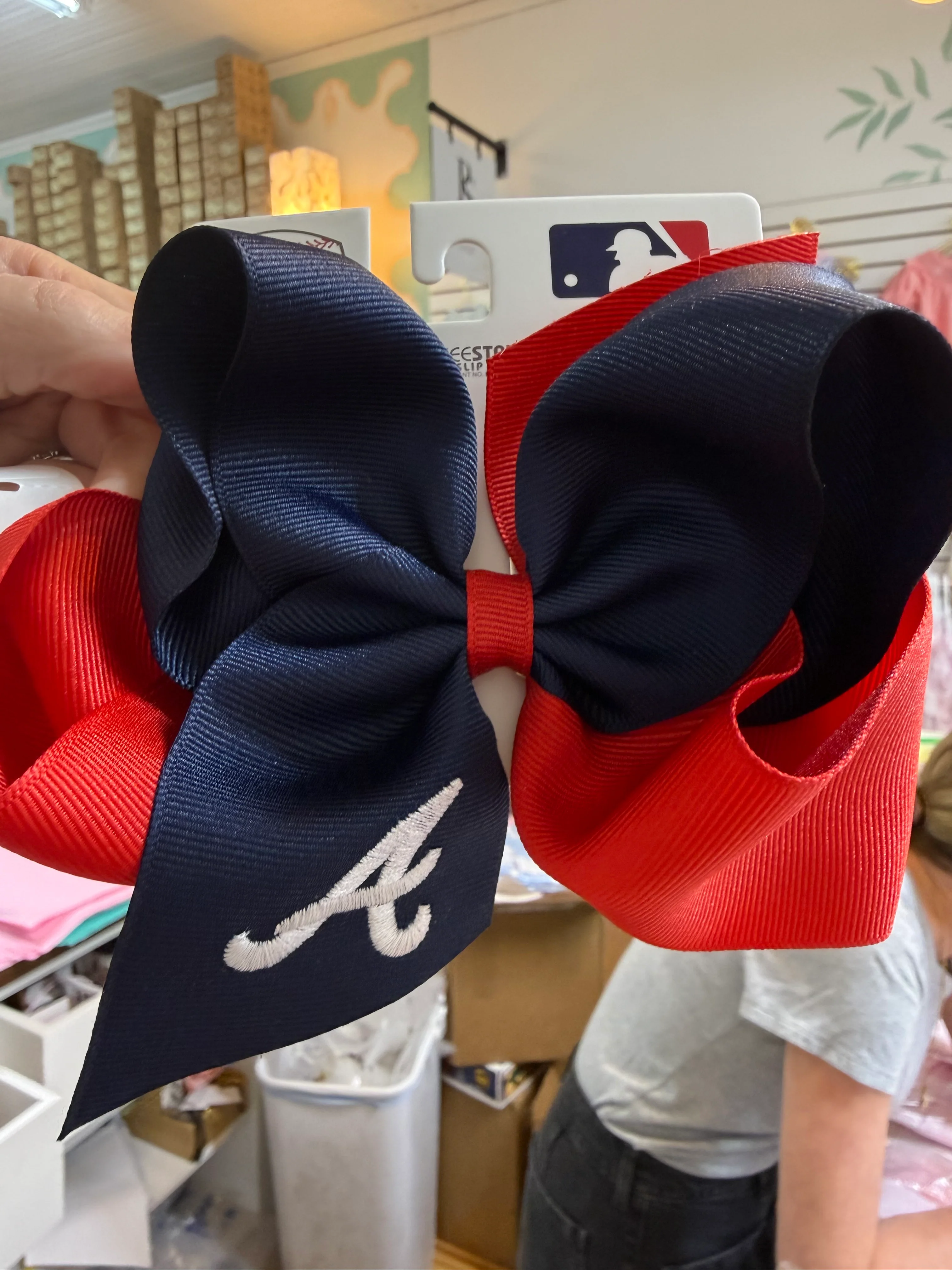 Wee Ones King Grosgrain Hair Bow – Atlanta Braves Embroidered Tail - Image 2